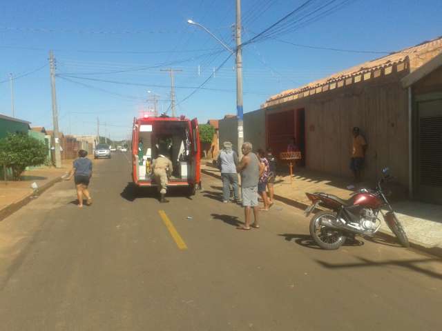 Pedreiro escorrega em obra, cai do telhado e quebra o punho