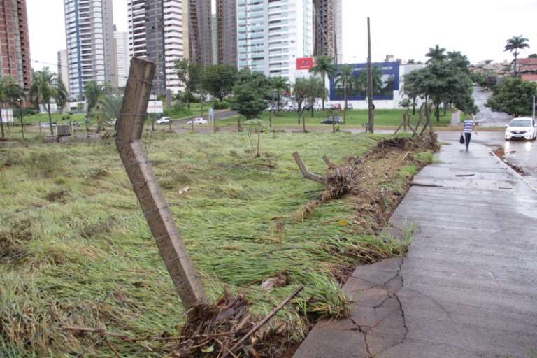 Estragos causados pela chuva no Parque das Nações (Foto: Marcos Ermínio)