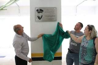 Inauguração da placa que está até hoje na sede da Instituição Financeira. (Foto: Divulgação)