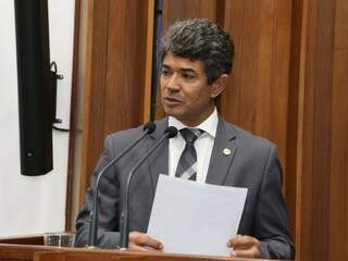 Deputado Rinaldo Modesto (PSDB) durante discurso na Assembleia Legislativa. (Foto: Victor Chileno/ALMS).