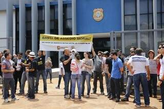 Agente federal levou as filhas gêmeas para protesto desta quarta em Dourados (Foto: Eliel Oliveira)