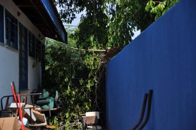 Apavorados, alunos e professores se esconderam em salas durante tornado