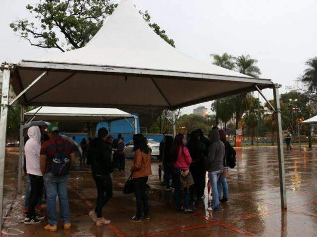 Mesmo com chuva, feira de empregos tem fila na Pra&ccedil;a do R&aacute;dio