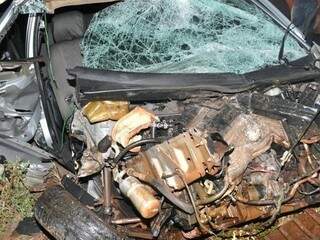 O carro ficou totalmente destruído. (Foto: Ribero Júnior / SiligaNews)