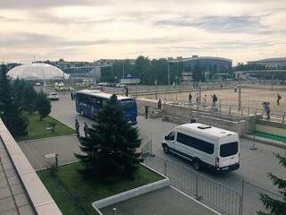 O ônibus da Fifa levando a Seleção Brasileira para o aeroporto em Kazan