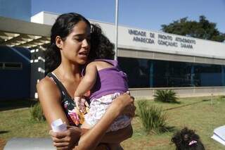 Mãe precisou voltar para casa porque não há pediatras na UPA (Foto: Marcelo Victor)