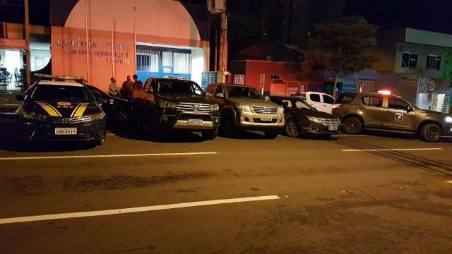 Grupo &eacute; preso com 4 caminhonetes que seriam levadas para o Paraguai