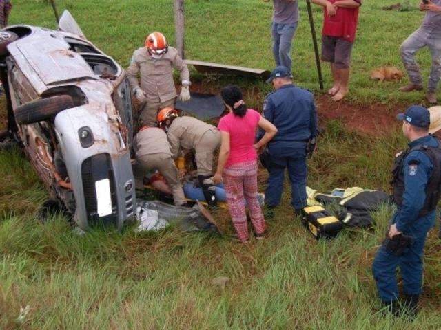 Carro capota e mulher fica presa &agrave;s ferragens na MS-145