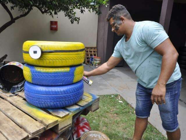 Com piscina, pneus e gal&otilde;es, comerciante transforma loja em bar sustent&aacute;vel