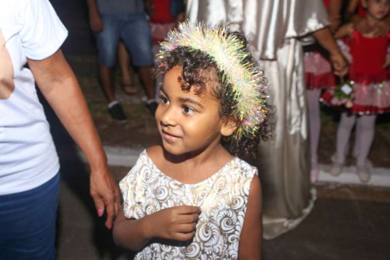 Marina, de 4 anos, desfilou pela Herdeiros do Samba (Foto: Paulo Francis)