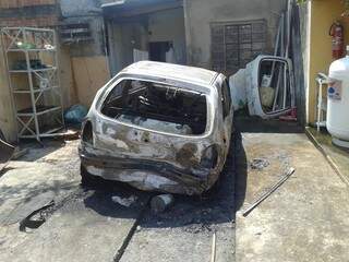 Carro foi totalmente destruído pelo fogo, que será investigado. (Foto:Simão Nogueira)