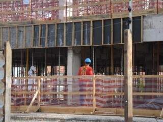 Trabalhador da construção civil trabalhando em obra nesta quarta na Capital (Foto: Paulo Francis)