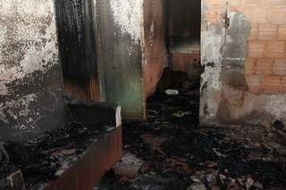 Casa foi destruída por incêndio criminoso no Jardim Colúmbia, e três pessoas morreram. (Foto: Marcelo Calazans)