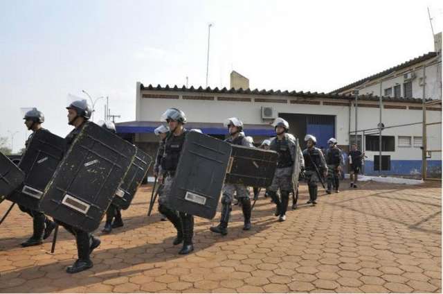 Tropa de Choque da Capital apreende celulares, drogas e "pinga" em pres&iacute;dio