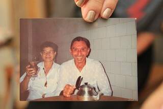 As netas têm fotografias dos avós e mostram dona Doraci e o senhor Orlando. (Foto: Marina Pacheco)