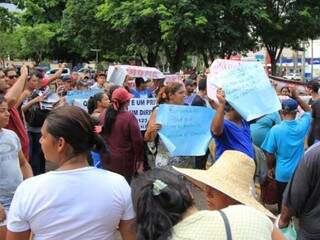 Cerca de 600 pessoas ocupam a entrada do paço municipal. (Foto: Marina Pacheco)