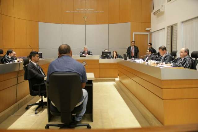 Olarte chega uma hora antes do in&iacute;cio de audi&ecirc;ncia no Tribunal de Justi&ccedil;a