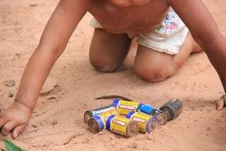 Menino indígena brinca com pilhas. (Foto: Ascom/MPF)