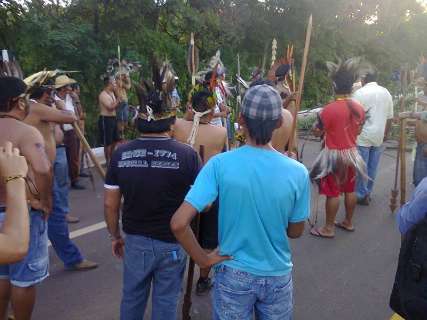 Índios bloqueiam duas rodovias para protestar contra projeto no Congresso
