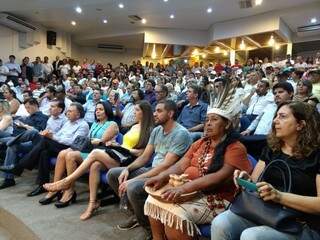 Odilon acompanhou parte do evento sentado na plateia [quarto da esquerda para a direita] (Foto: Antônio Marques/Divulgação)