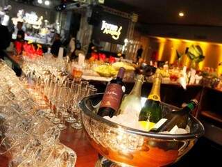 Festa servirá uísque 18 anos, Champagne Veuve Clicquot, caipirinha com vodka Absolut, vinho português D’Ouro. (Foto: Divulgação)