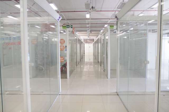 Shopping vira fantasma e lojistas tiram do bolso para n&atilde;o perder direitos