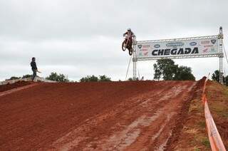 Os ingressos para a etapa do Campeonato Brasileiro de Motocross em Três Lagoas estão à venda custando entre R$ 8 e R$ 10.