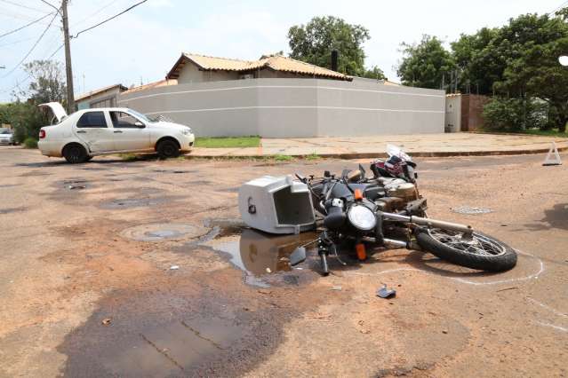 Motociclista fica ferido ao ser atingido por carro que invadiu preferencial