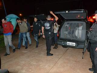 Oito suspeitos detidos nas operações Guilhotina e Cadeia do Crime vão aguarda até a madrugada a chegada de uma equipe de policiais de Goiás (Foto: Pedro Peralta)