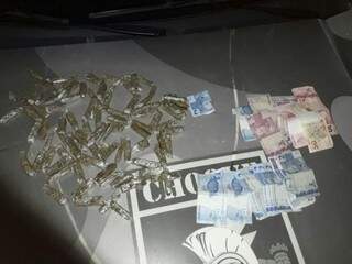Drogas e dinheiro apreendidos pelos policiais durante ação nesta madrugada (Foto: Divulgação/Polícia Militar)