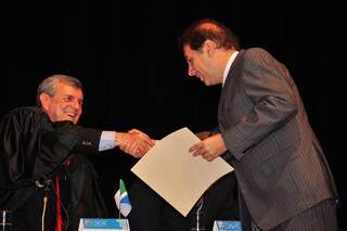 Eleito pela oposição, radialista Alcides Bernal recebe diploma do presidente do TRE, Desembargador Luiz Carlos Santini (foto: João Garrigó) 