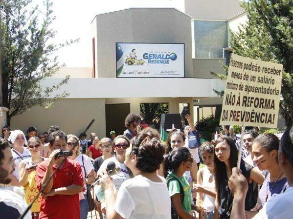 Alvo de protestos, Geraldo diz que rejeita reforma enviada pelo governo
