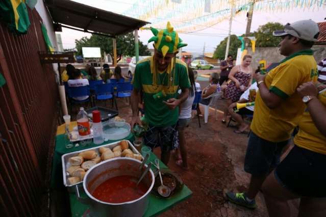 Moradores fecham a rua para assistir jogo do Brasil no Novos Estados