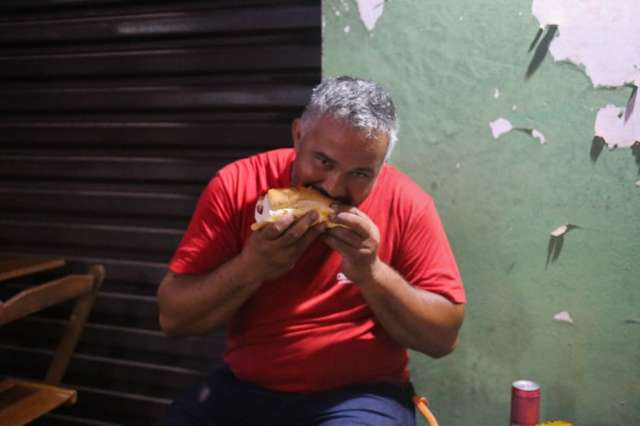 Ap&oacute;s 2 barracas levadas pelo vento, casal n&atilde;o desiste de vender hot-dog especial