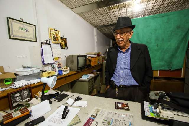 Aos 91 anos, Altivo sai do Aero Rancho todo dia para encarar m&aacute;quina de escrever