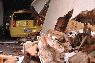 Carro ficou sob os escombros (Fotos: Alcides Neto)