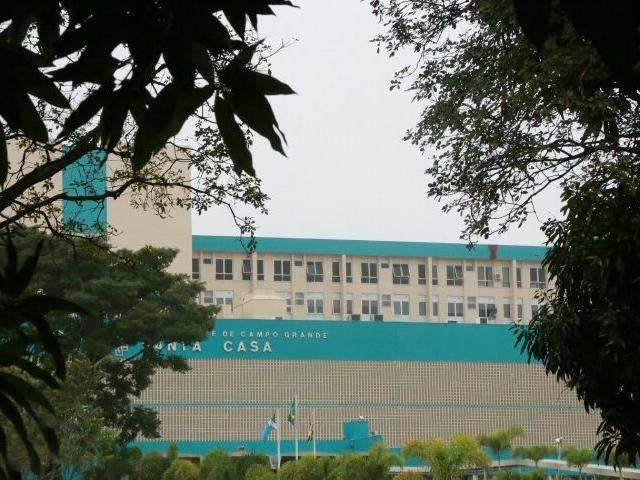 Descontrolado, policial aposentado invade hospital e agride funcion&aacute;rios 