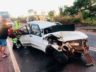 Carro invade pista contr&aacute;ria e colide contra caminhonete na BR-163