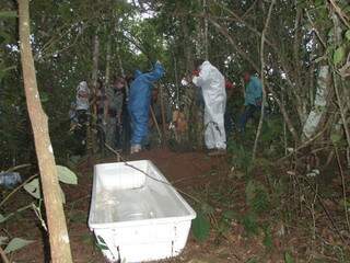 Corpo de Adriele foi encontrado em matagal próximo à fazenda do pai da namorada dela (Foto: Divulgação PM)