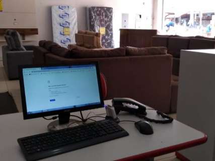 Lojistas reclamam de falta de internet em função de obra no centro