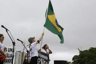 Durante ato a bandeira do Brasil foi hasteada. (Foto: Cleber Gellio) 