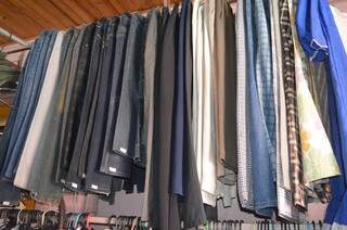 As calças masculinas custam no máximo R$ 40,00. (Foto: Adriano Fernandes)
