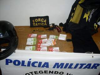 Policiais recuperaram produtos roubados pelos bandidos. (Foto: Divulgação/ PM)