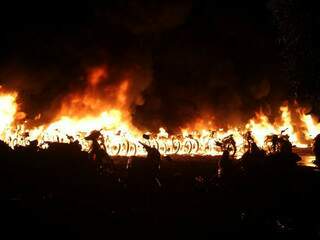 Fogo se alastrou pelo pátio, destruindo motos. (Foto: Salatiel Assis/Educadora FM)
