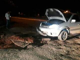 Carro sofreu vários danos ao cair em buraco no bairro Carandá Bosque (Foto: Direto das Ruas)