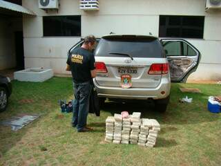 Tabletes de cocaína eram transportados em carro de luxo e seriam entregues no Rio de Janeiro. (Foto: Divulgação)
