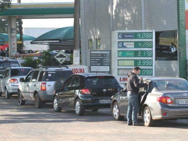 Procon flagra gasolina a R$ 4,89 e donos de postos param na delegacia 
