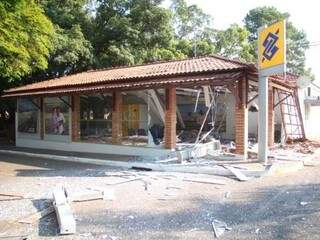 Agência do Banco do Brasil do Parque Laucídio Coelho que foi atacada em agosto; bandidos agiram de forma semelhante a usada nos atentados contra agências no Paraná e São Paulo (Foto: Marcos Ermínio/Arquivo)