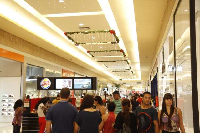 Com&eacute;rcio fecha mais cedo e shopping at&eacute; vai abrir mais tarde s&aacute;bado