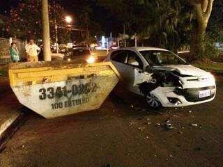 Veículo ficou com a parte frontal destruída depois de colidir com caçamba. (Foto: Reprodução/WhatsApp)